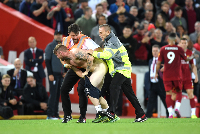 Illustration for article titled Naked Idiot On The Field Rings In The New Premier League Season With A Dong